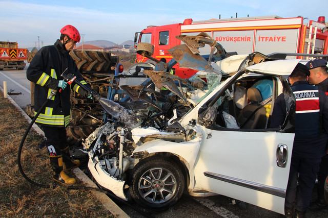 Kazada otomobil hurdaya döndü! İbre 150'de takılı kaldı - Resim: 4