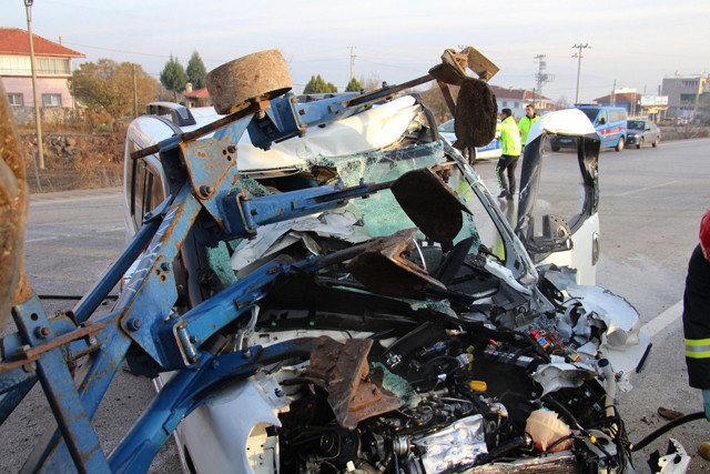 Kazada otomobil hurdaya döndü! İbre 150'de takılı kaldı - Resim: 5