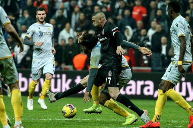 Derbide kartlar havada uçuşuyor - Resim: 1