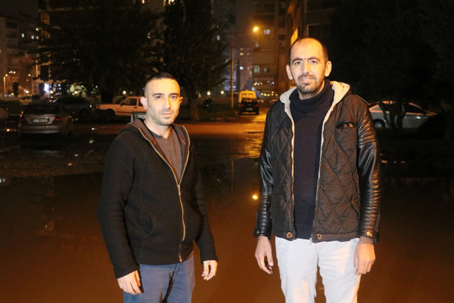 İzmir'de sular kesildi! Vatandaş sokakta yağmur suyunda yıkandı - Resim: 2