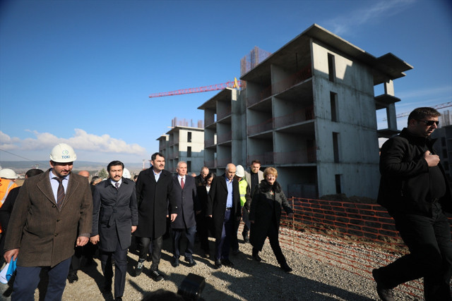 Çevre ve Şehircilik Bakanı Kurum Denizli'de depremzedeler için yapılan konutları inceledi - Resim: 0