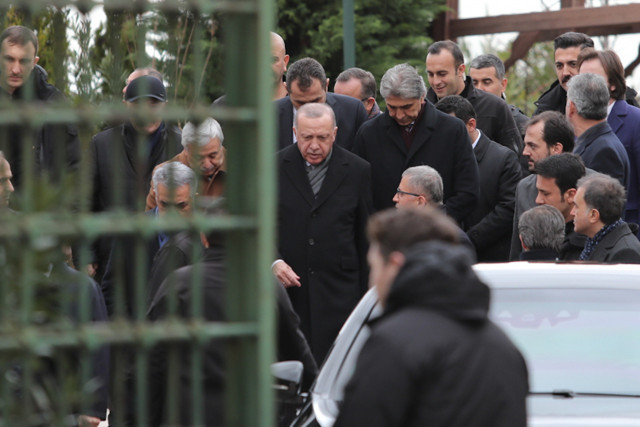 Cumhurbaşkanı Erdoğan anne ve babasının mezarını ziyaret etti - Resim: 1