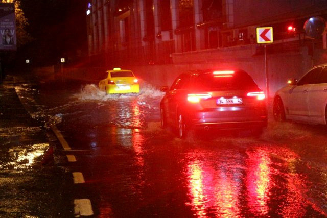 İstanbul'da kuvvetli sağanak! Trafik durma noktasında - Resim: 1