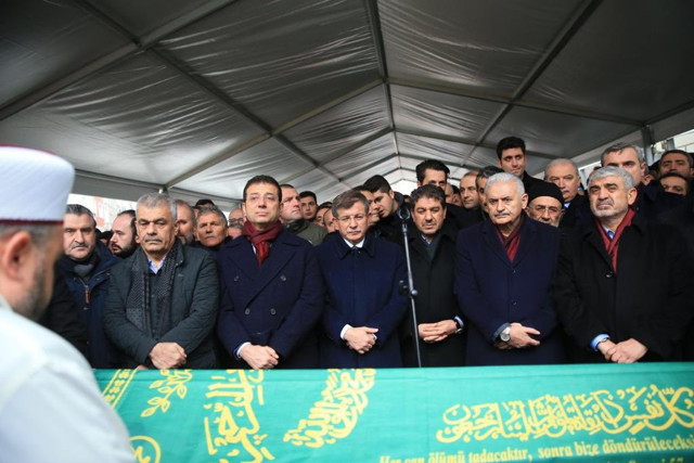 Ekrem İmamoğlu annesi vefat eden Tevfik Göksu'ya sarılarak başsağlığı diledi - Resim: 0