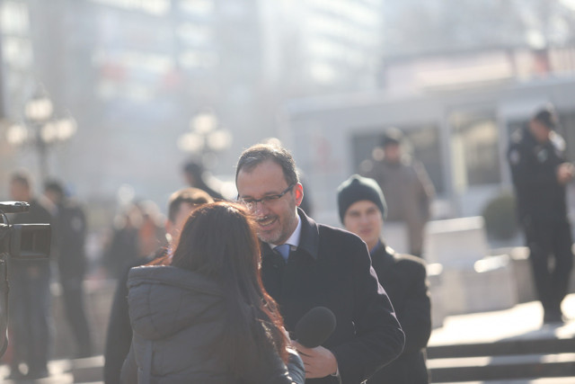 Bakan Kasapoğlu Gazeteciler Günü’nde muhabir olup sokağa çıktı - Resim: 0
