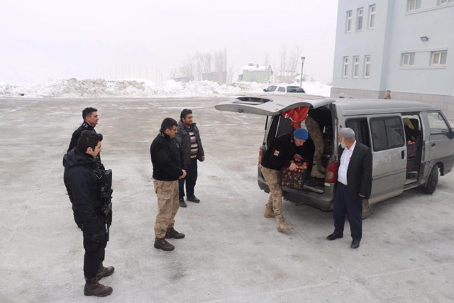 Denizli'de yetiştirdiği elmaları 1630 kilometre yol katederek Mehmetçiğe götürdü - Resim: 0