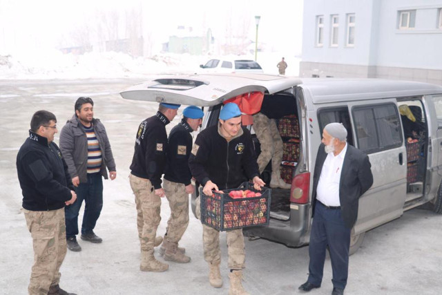 Denizli'de yetiştirdiği elmaları 1630 kilometre yol katederek Mehmetçiğe götürdü - Resim: 1
