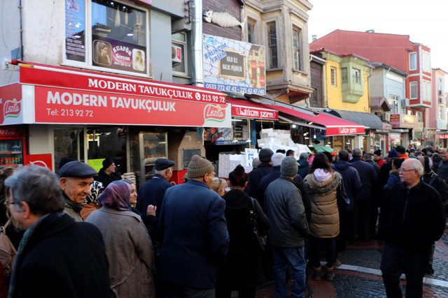 Edirne'de kilogramı 5 liradan hamsi alabilmek için saatlerce beklediler - Resim: 0