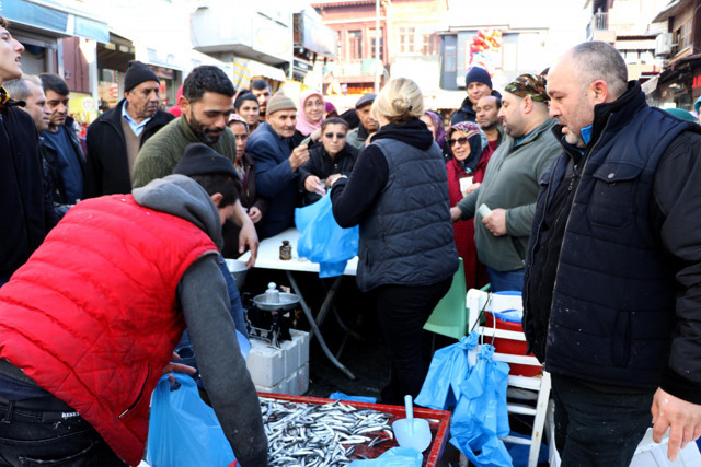 Edirne'de kilogramı 5 liradan hamsi alabilmek için saatlerce beklediler - Resim: 1