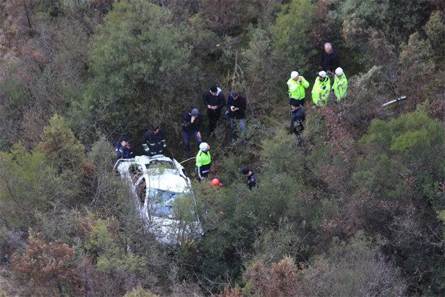 Otomobille 100 metreden kanyona uçtu - Resim: 0