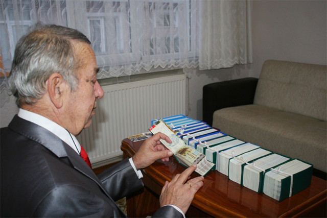 38 yıldır aldığı hiç ikramiye çıkmayan 7 bin piyango biletini biriktirdi - Resim: 0