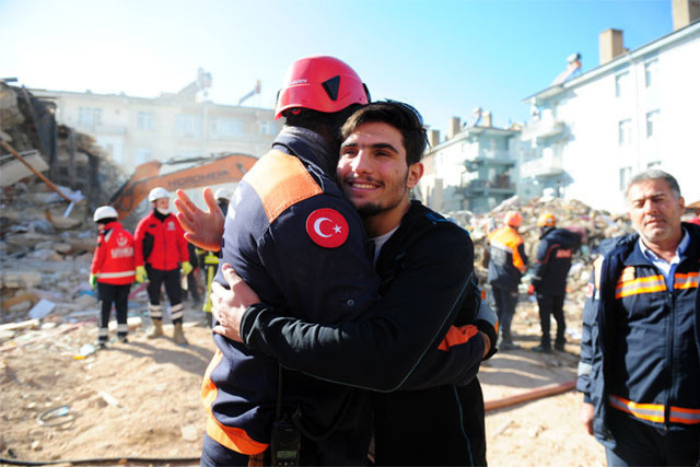 Bakan Süleyman Soylu depremzedeleri enkazdan çıkaran SuriyeIi Mahmud'a sarılarak teşekkür etti - Resim: 1