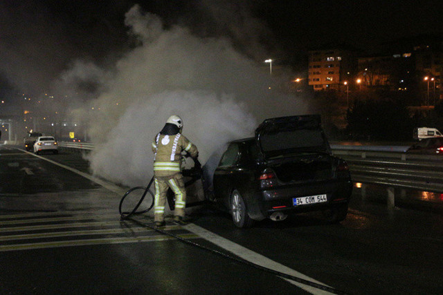 FSM Köprüsü'nde alev alan otomobilden son anda indiler - Resim: 1