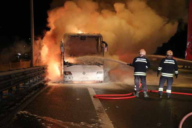 Bolu Dağı'nda taksici farketti 32 yolcunun hayatı kurtuldu - Resim: 1