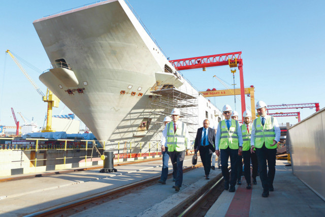 Türkiye'nin ilk milli uçak gemisi TCG Anadolu denize indi heyecanlandıran anlar - Resim: 0