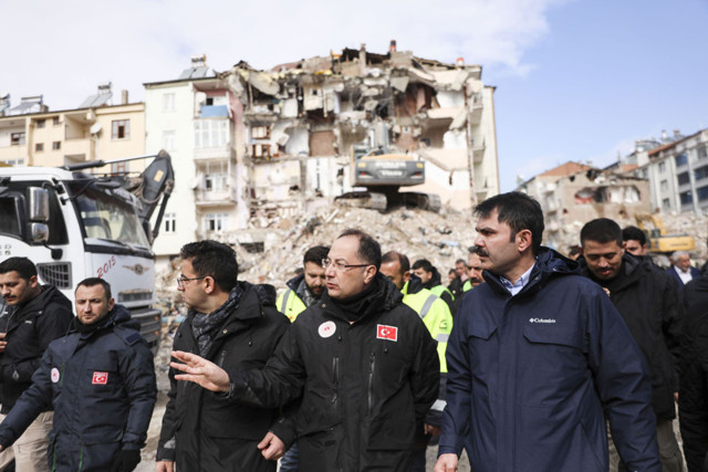 Deprem bölgesindeki son durumu paylaşan Murat Kurum: Elazığ'da 4600 bina yıkılacak - Resim: 0