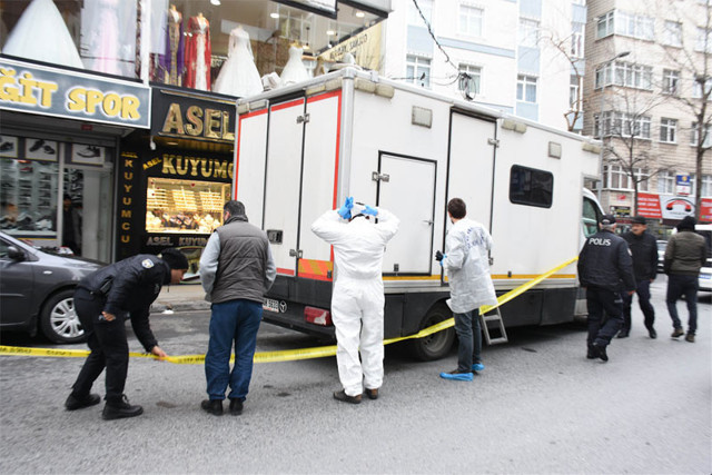 Bahçelievler'de kuyumcuya giren soyguncu bıçakla dehşet saçtı - Resim: 0
