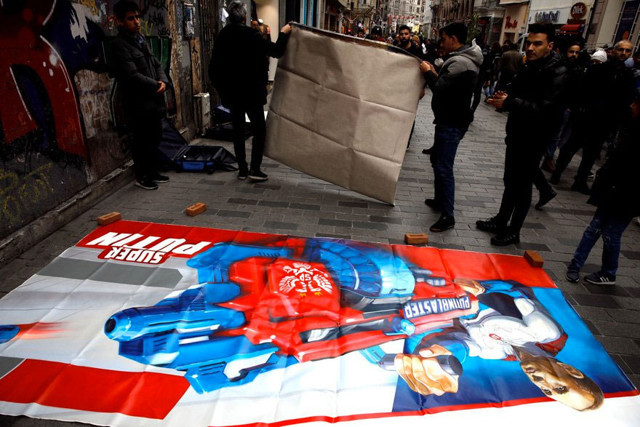 İstiklal Caddesi'nde Putin gerilimi Rus sanatçı ortalığı birbirine kattı - Resim: 0