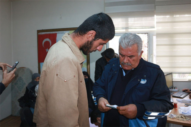 Adıyaman'da dilencinin cebinden borç verdiği kişilerin listesi çıktı - Resim: 0