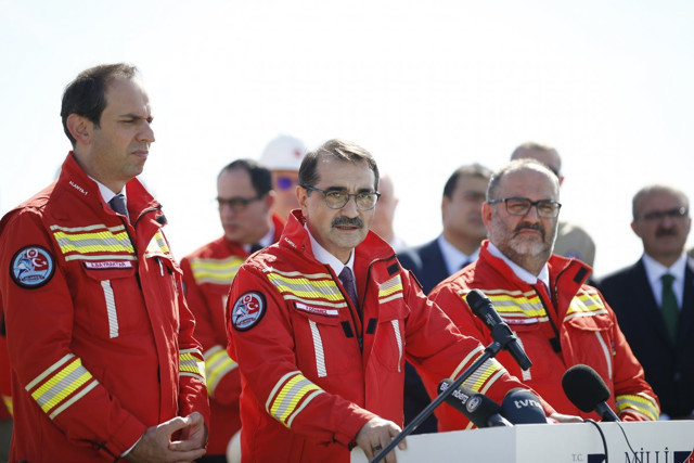 Bakan Dönmez'den Yunanları çıldırtacak haber! 3. sondaj gemisi için tarih verdi - Resim: 0