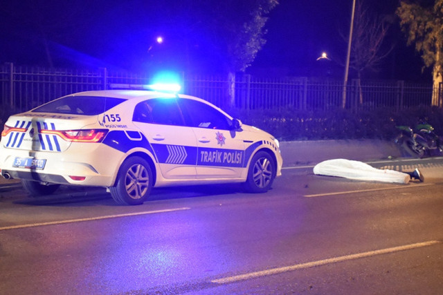 İzmir'de motosikletli genç yoldaki refüje çarparak hayatını kaybetti - Resim: 0