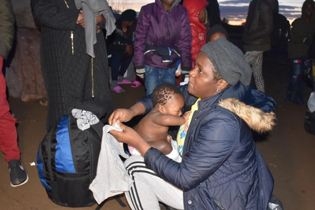 Türkiye kapıları açtı Edirne'de göçmenler Yunanistan sınırına yürüyor işte o görüntüler - Resim: 5