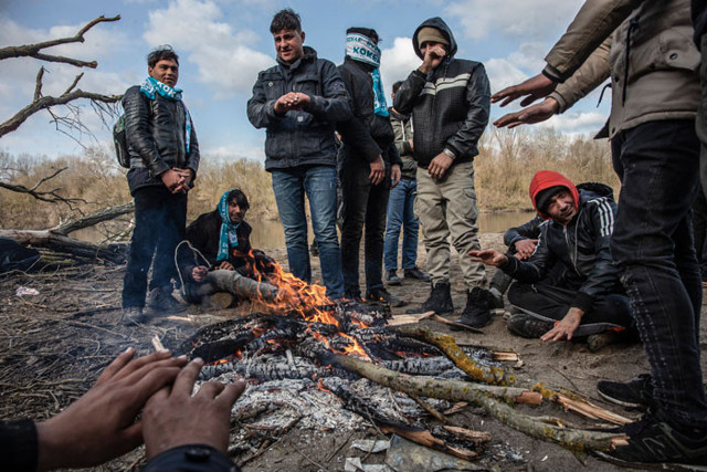 Lastik botlarla Meriç üzerinden Yunanistan'a geçiyorlar - Resim: 0