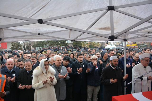 İYİ Partili Aylin Cesur'dan şehit cenazesinde skandal hareketler - Resim: 0