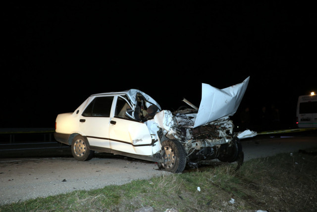 Afyonkarahisar'da otomobiliyle kamyonete çarptı araç ikiye bölündü - Resim: 0