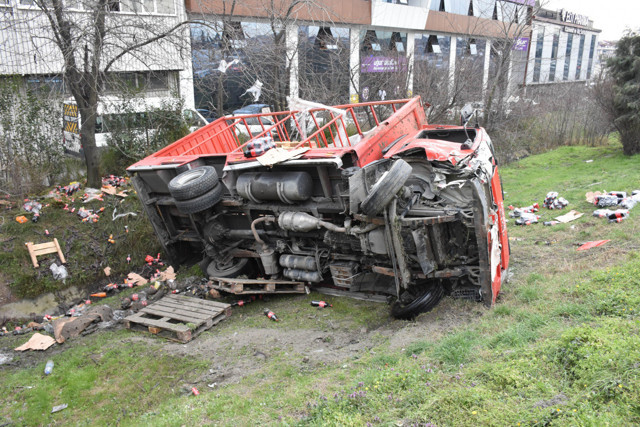 Gaziosmanpaşa'da hızını alamayıp çarptığı kamyoneti şarampole yuvarladı - Resim: 1