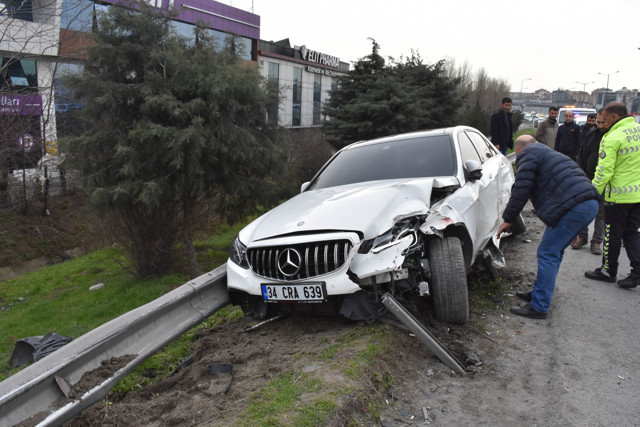 Gaziosmanpaşa'da hızını alamayıp çarptığı kamyoneti şarampole yuvarladı - Resim: 0