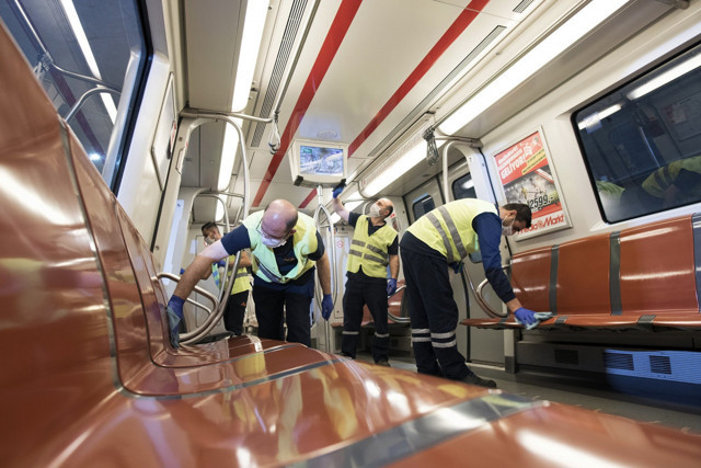 İstanbul'da metrobüs duraklarına korona virüs dezenfektanı konuldu - Resim: 1