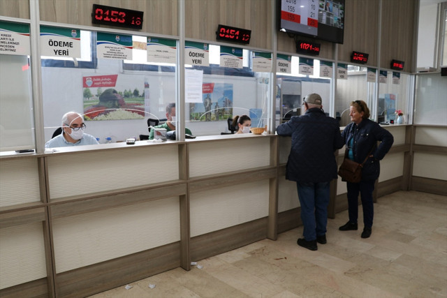 Yalova Belediyesi çalışanları maskeli ve eldivenli hizmet vermeye başladı - Resim: 0