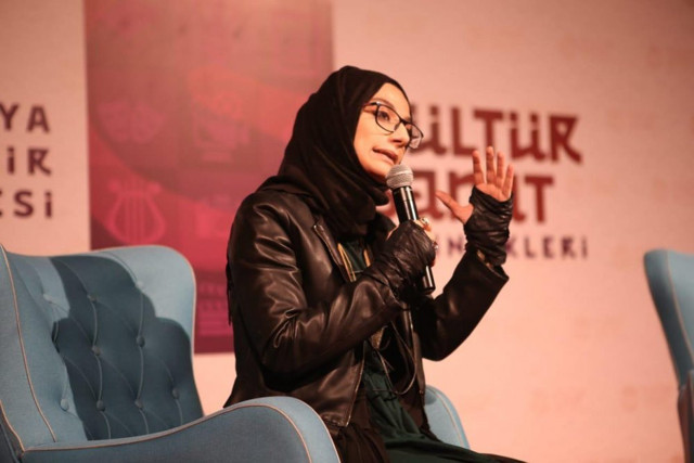 Esra Elönü kimdir kaç yaşında Esra Elönü evli mi eşi kimdir? - Resim: 2