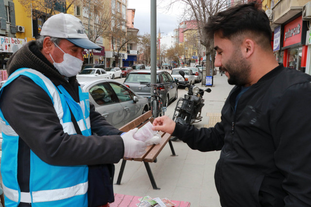 Burdur'da Corona virüse rağmen ekmeğinin peşinde - Resim: 0