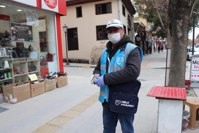 Burdur'da Corona virüse rağmen ekmeğinin peşinde - Resim: 1
