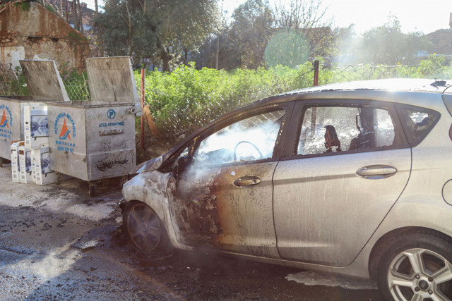 Antalya'da çöpe dökülen soba külleri otomobili kullanılamaz hale getirdi - Resim: 0