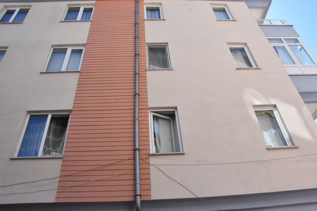 Sivas'ta 3 yaşındaki çocuk pencereden düşen oyuncağının arkasından atladı - Resim: 1