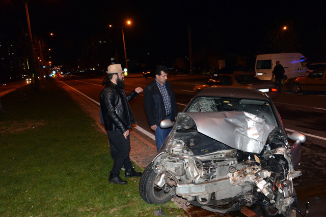Kahramanmaraş'ta içinde çocuklarında bulunduğu araç ağaca çarptı - Resim: 0