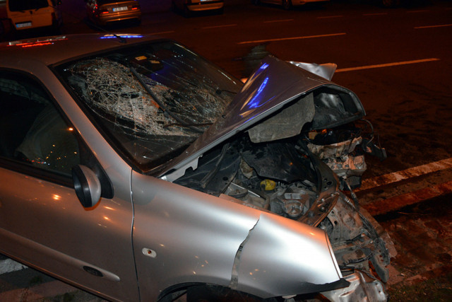 Kahramanmaraş'ta içinde çocuklarında bulunduğu araç ağaca çarptı - Resim: 1