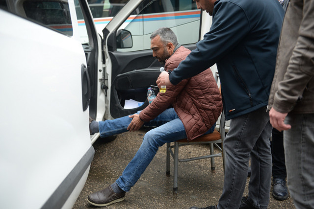 Adana'da yarışırken sert kayaya çarptılar ikisi polis üç yaralı - Resim: 1