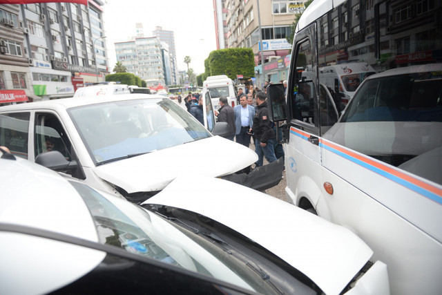 Adana'da yarışırken sert kayaya çarptılar ikisi polis üç yaralı - Resim: 2