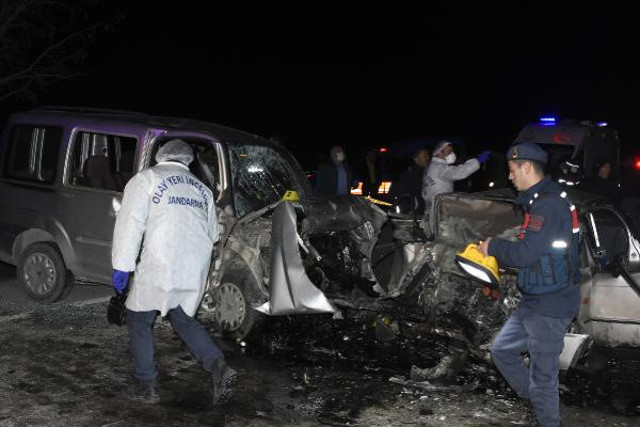 Konya'da iki araç kafa kafaya çarpıştı sürücüler ve eşleri öldü - Resim: 0