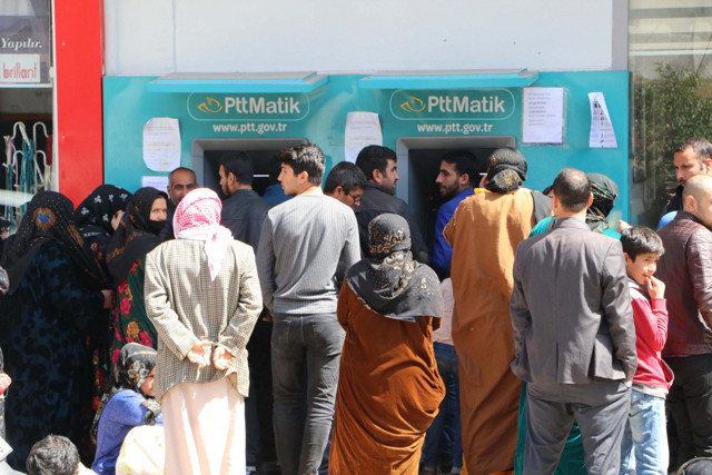 Şanlıurfa'da koronavirüsü umursamadılar PTT kuyruğuna bakın - Resim: 1