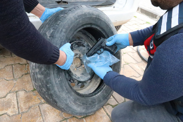 Şanlıurfa'daki kaçakçı operasyonunda silahlar stepneden çıktı - Resim: 0
