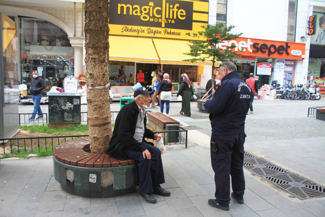 Antalyalılar sokakları doldurdu 85 yaşındaki bir kişi telefoncuya gidiyormuş - Resim: 1