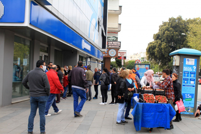 Antalyalılar sokakları doldurdu 85 yaşındaki bir kişi telefoncuya gidiyormuş - Resim: 2