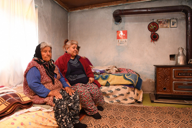 Antalya'da yaşlı kadının yüzünü güldürdürdüler belediye harabe evini yeniledi - Resim: 0