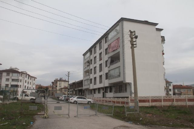 Elazığ'da 5 katlı apartmana koronavirüs karantinası! Polis kapıda nöbet tutuyor - Resim: 0