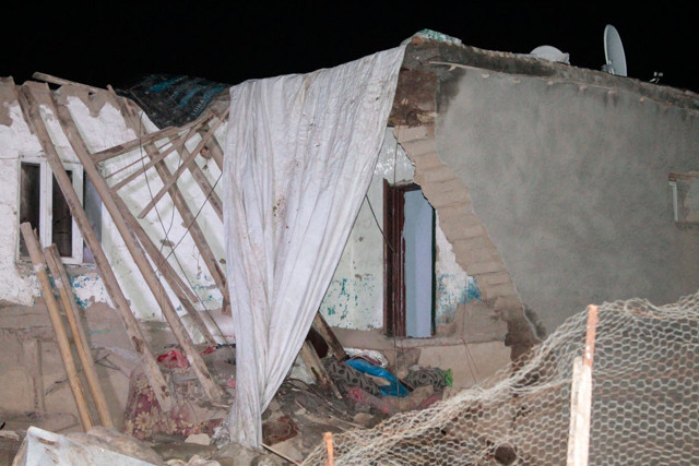 Diyarbakır'da aşırı yağıştan kerpiç ev çöktü 2 kardeş öldü 7 kardeş yaralı - Resim: 0